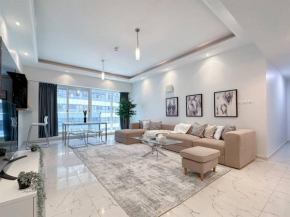 Trophy White Marina Suite near Metro & Beach
